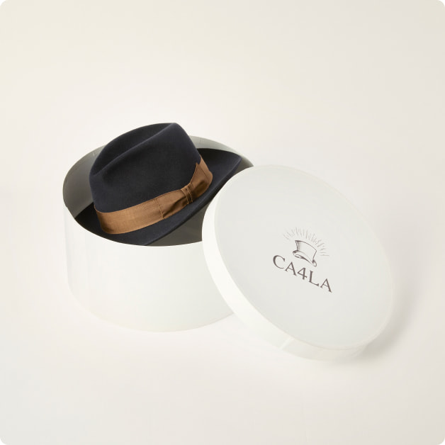 Hat made of felt material and natural grass material